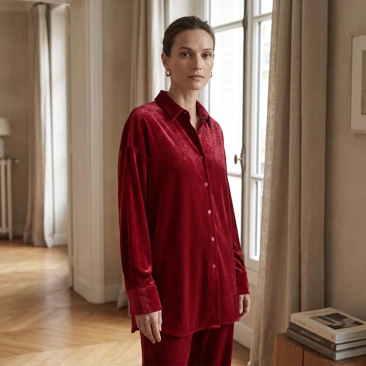 CELESTE, camicia in ciniglia rossa con colletto e abbottonatura frontale, su modella.