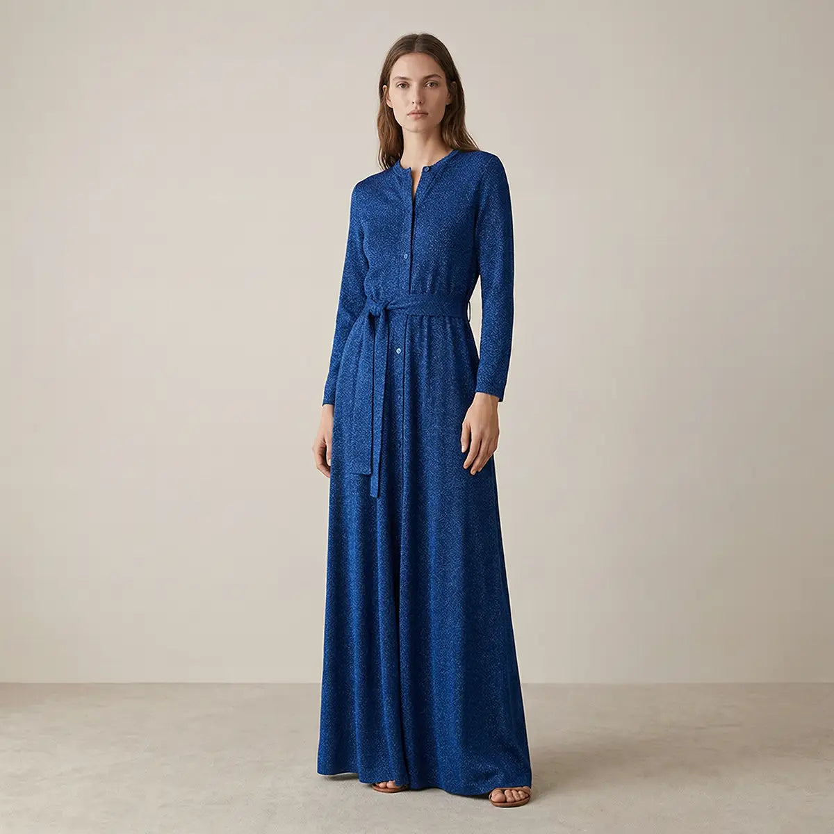 CLELIA, abito lungo in lurex blu con cintura, bottoni sul davanti e gonna ampia, su modella.