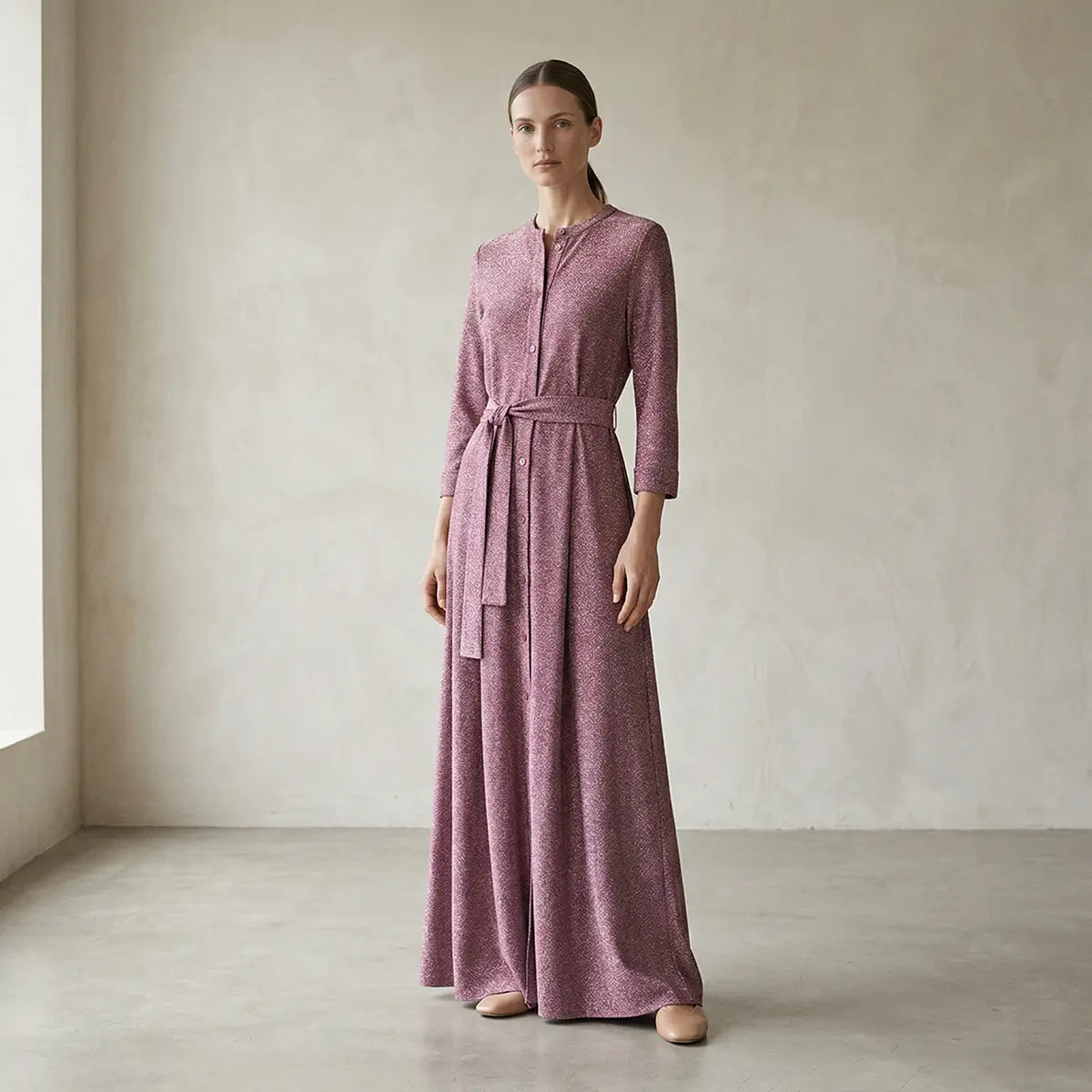 CLELIA, abito lungo in lurex rosa con cintura, bottoni sul davanti e gonna ampia, su modella.