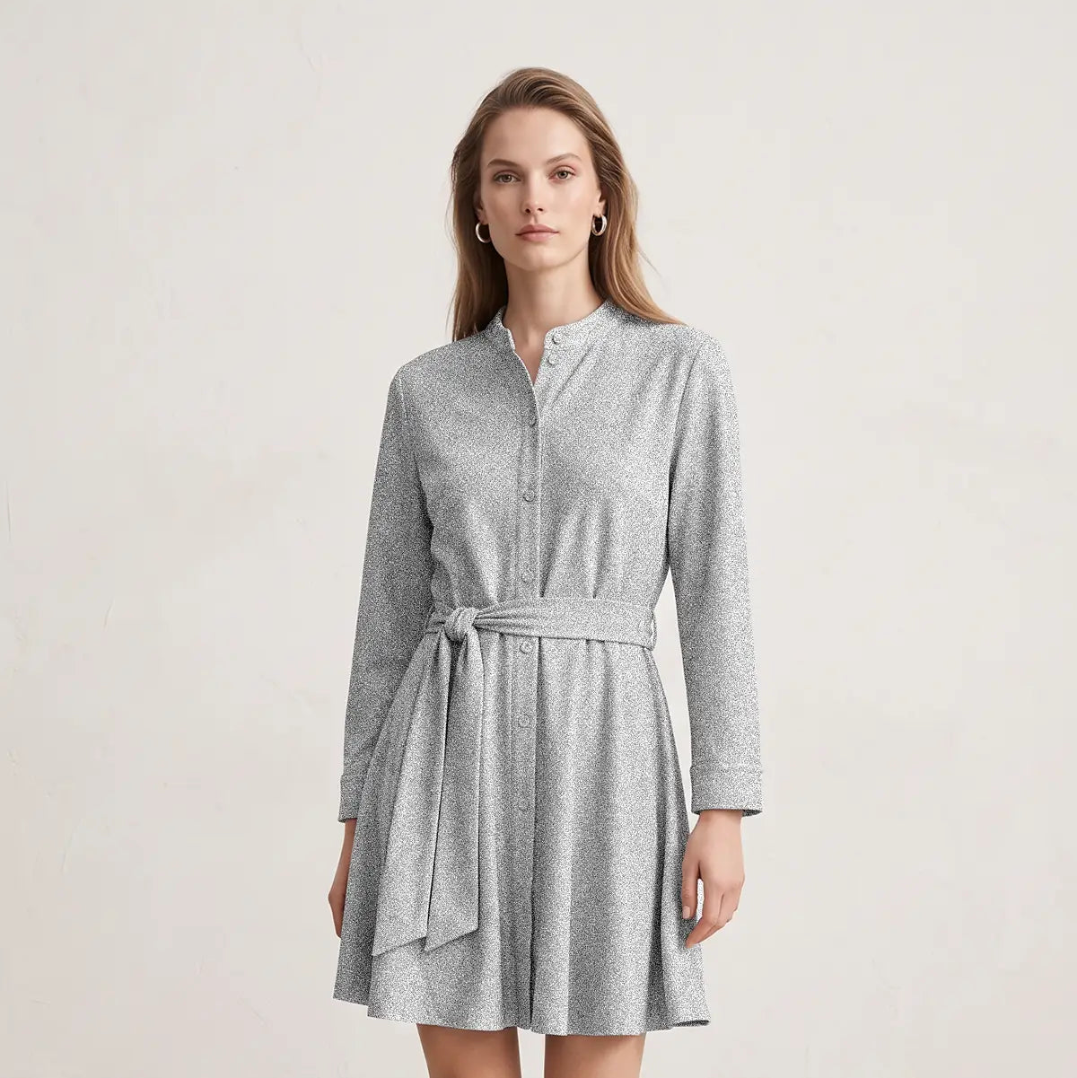 CLELIA MINI, abito in lurex argento con abbottonatura frontale e gonna svasata, su modella.