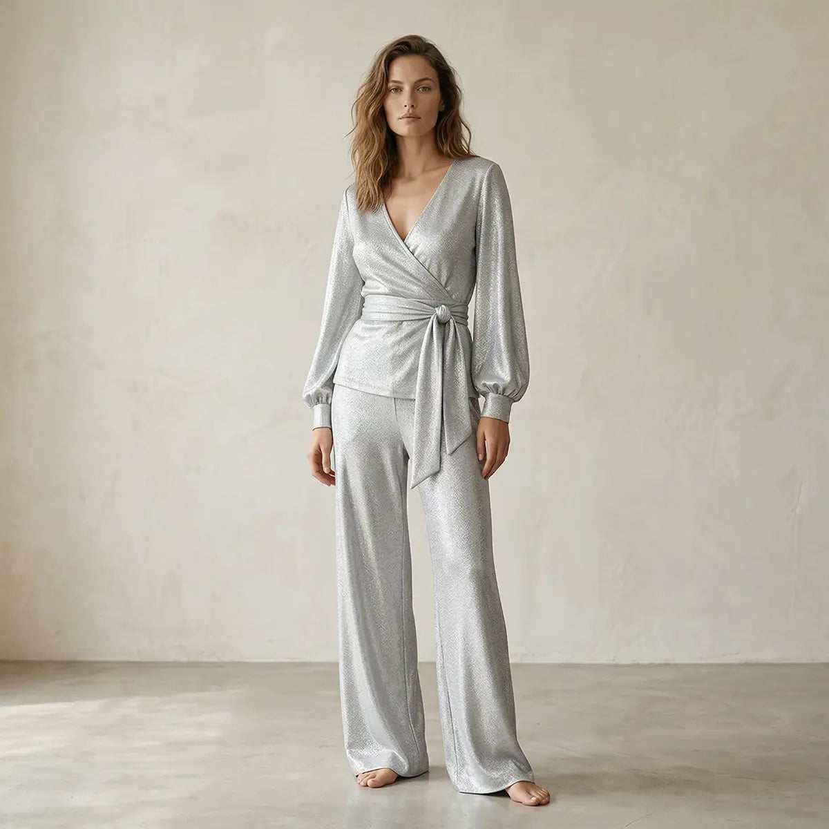 blusa a portafoglio CLOE di Alessandra Gallo in lurex argento con maniche ampie e scollo a V - indossato frontale -  Stardust Collection