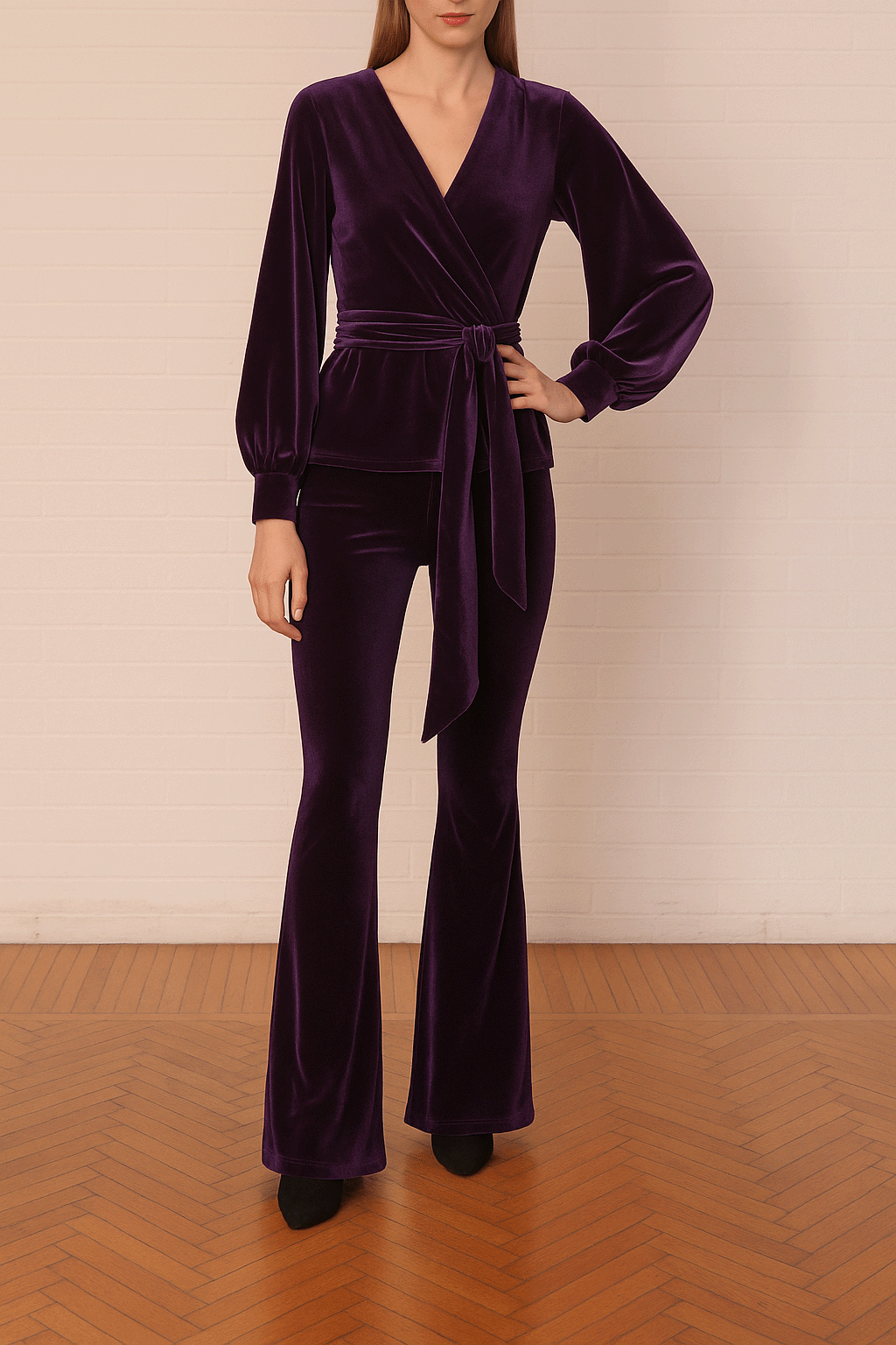 Blusa CLOE portafoglio ciniglia viola con scollo V - indossato frontale Day&Night Collection