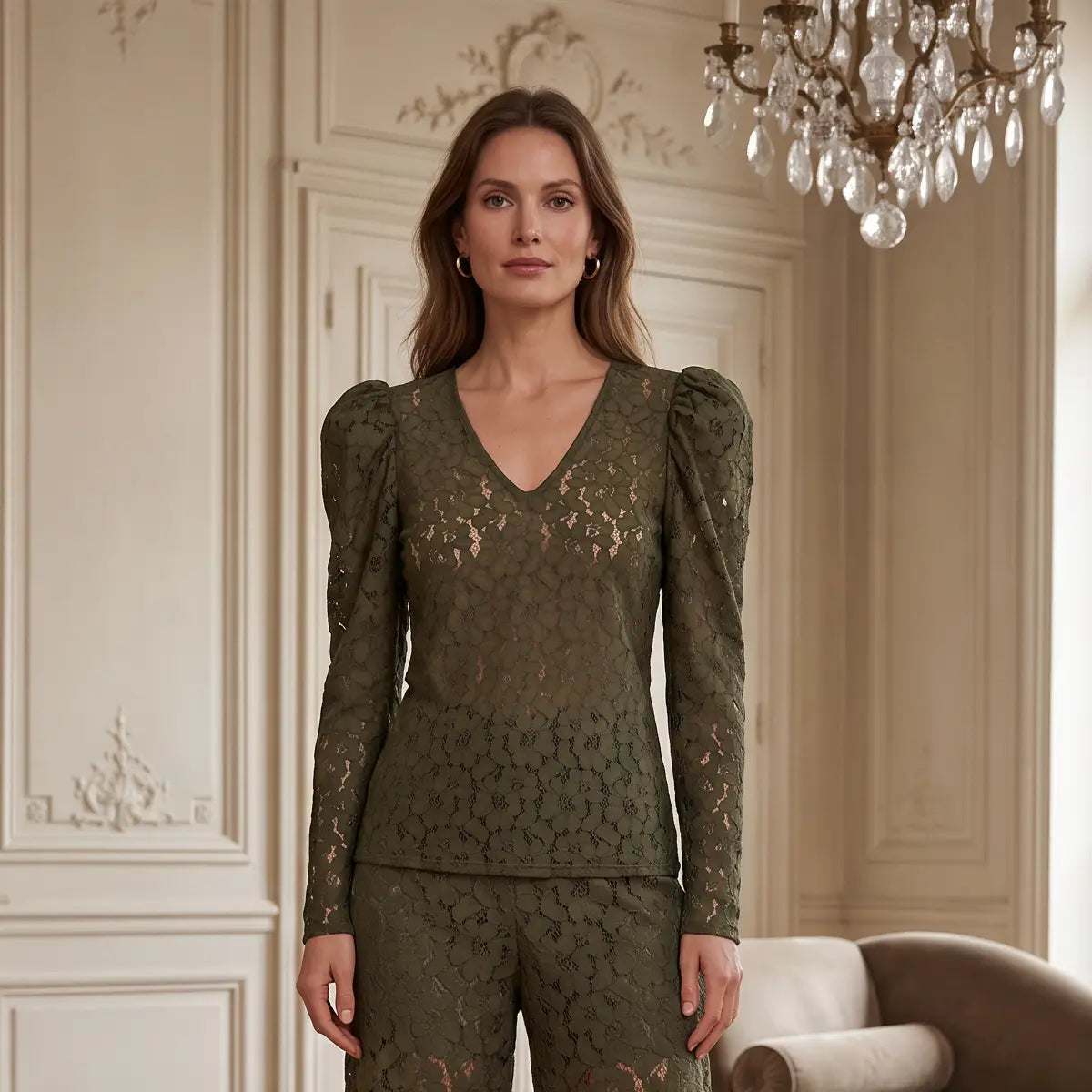 EGLE, camicia in pizzo verde con scollo a V e spalle arricciate, su modella.