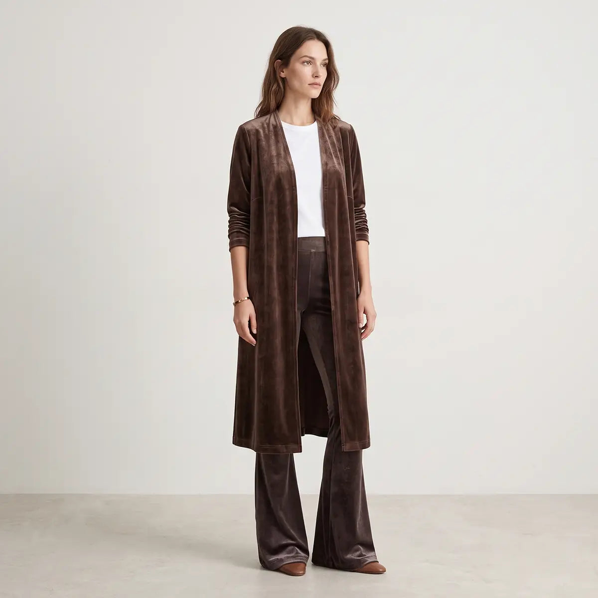 ELEONORA MIDI, spolverino in ciniglia marrone con apertura sul davanti e maniche lunghe, su modella.