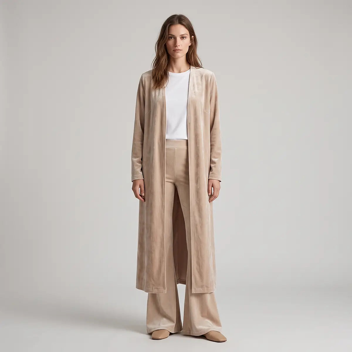 ELEONORA, spolverino lungo in ciniglia beige con apertura sul davanti e maniche lunghe, su modella.