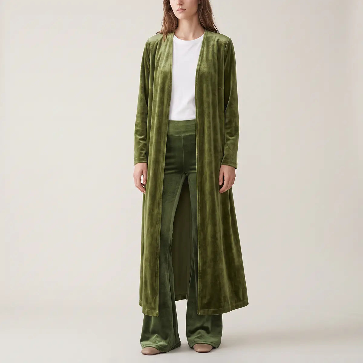 ELEONORA, spolverino lungo in ciniglia verde con apertura sul davanti e maniche lunghe, su modella.