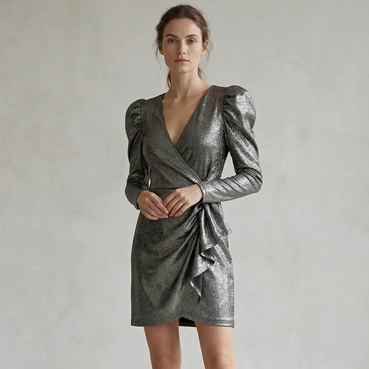 EMMA, abito corto in lurex antracite, su modella.