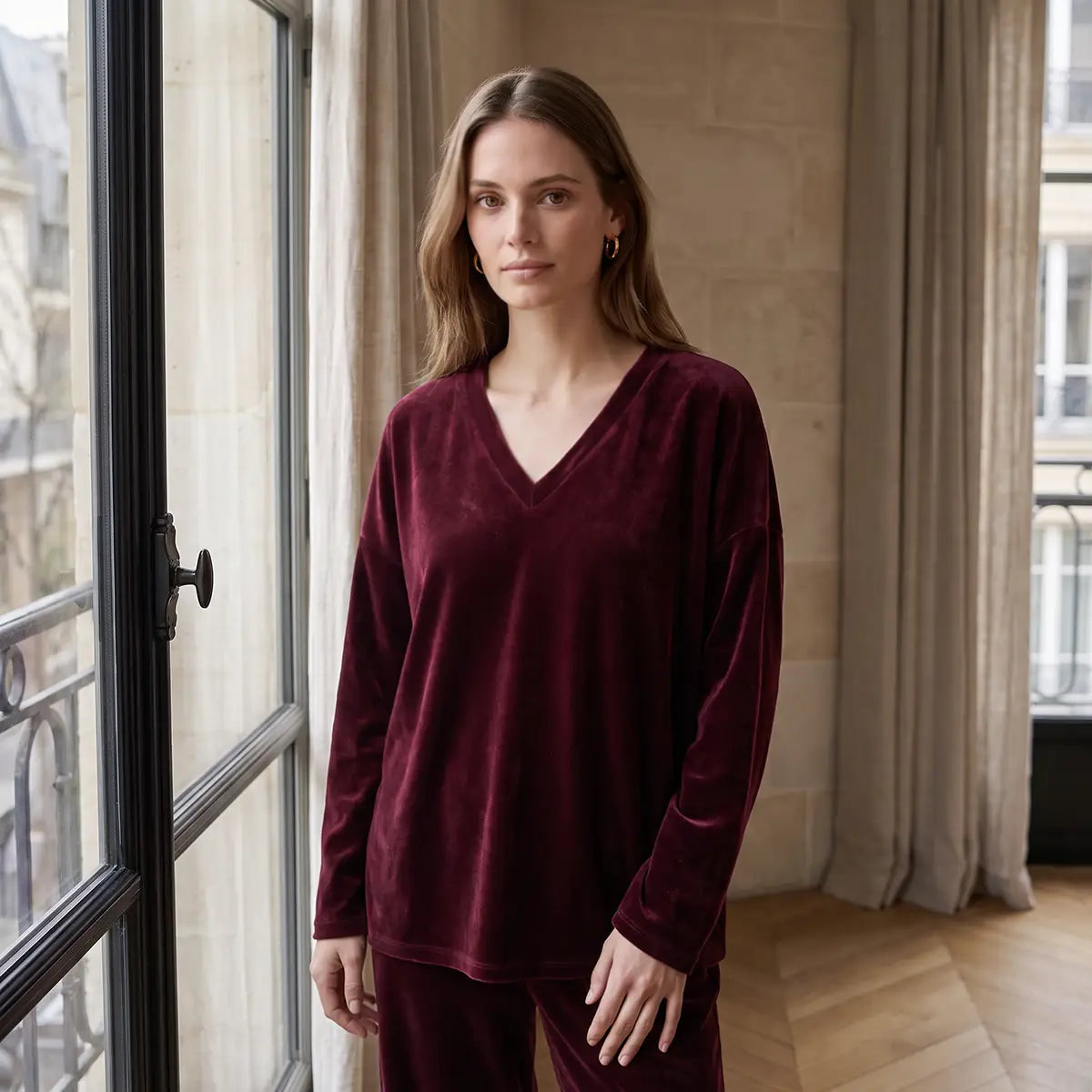 EVA, felpa in ciniglia bordeaux con scollo a V e maniche lunghe, su modella.
