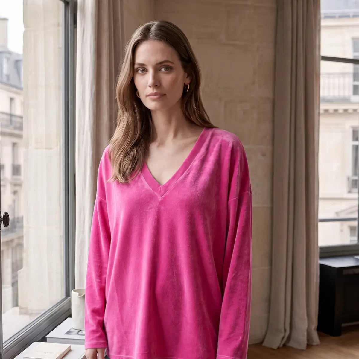 EVA, felpa in ciniglia fucsia con scollo a V e maniche lunghe, su modella.