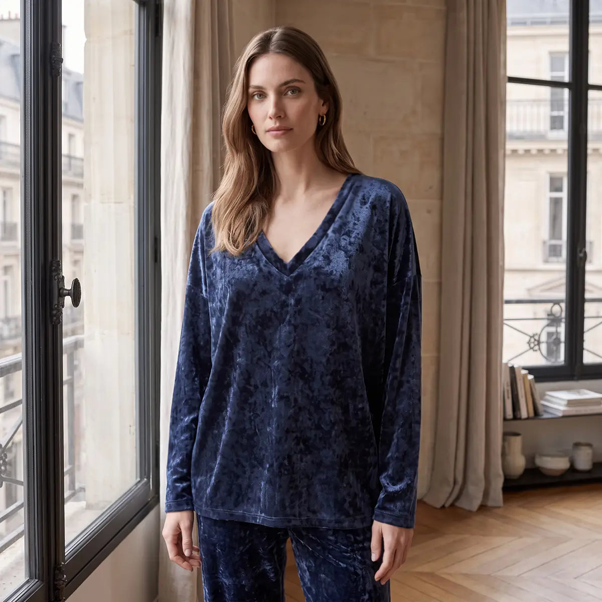 EVA, felpa in ciniglia martellata blu con scollo a V e maniche lunghe, su modella.