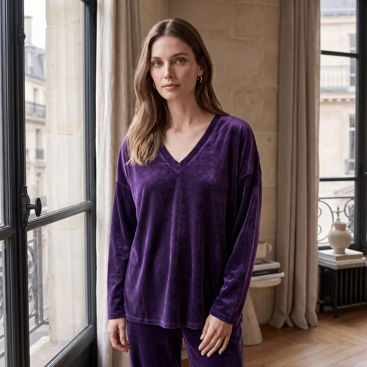 EVA, felpa in ciniglia viola con scollo a V e maniche lunghe, su modella.