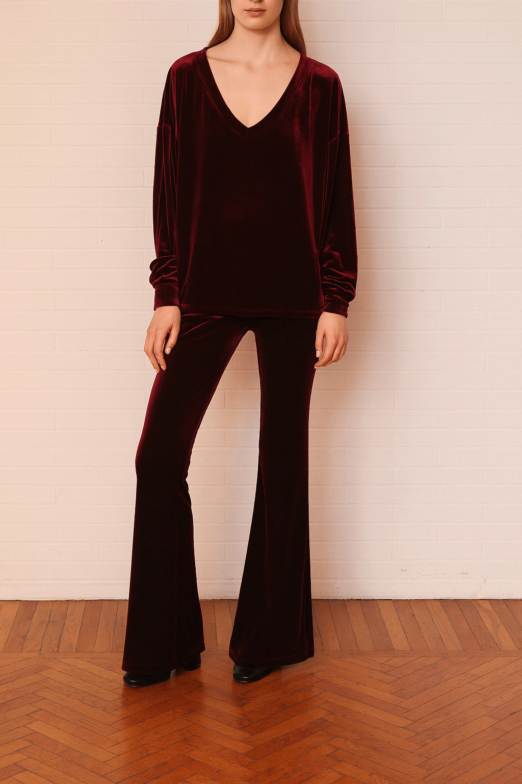 EVA felpa Alessandra Gallo in ciniglia bordeaux con scollo a V - indossata frontale day&night collection