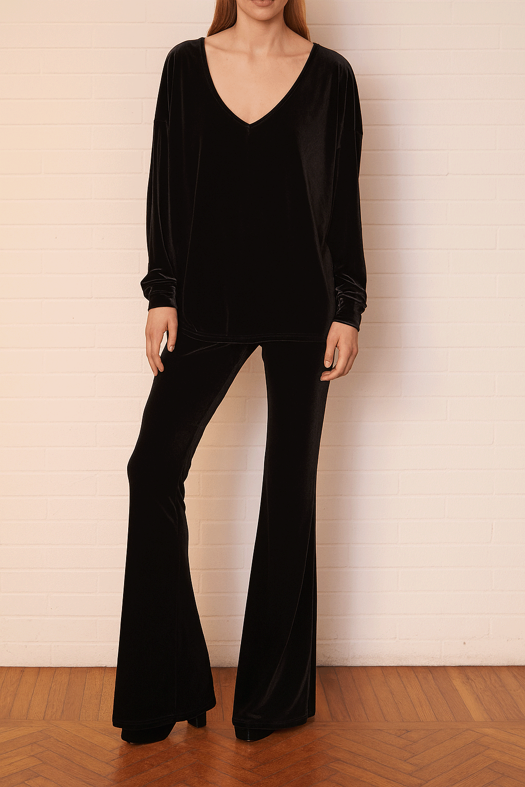 EVA felpa Alessandra Gallo in ciniglia nera con scollo a V - indossato frontale day&night collection