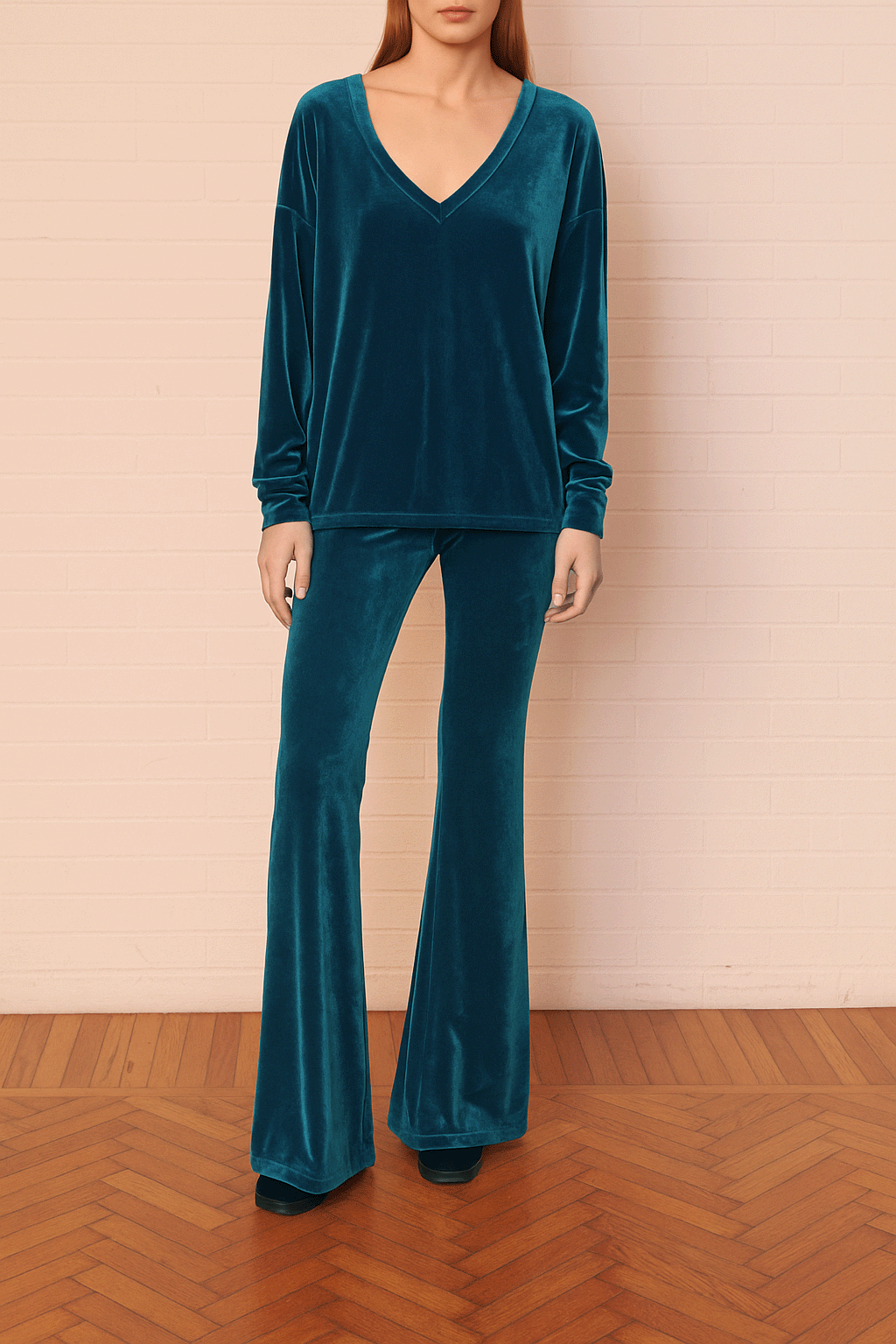 EVA felpa Alessandra Gallo in ciniglia ottanio con scollo a V - indossata frontale day&night collection