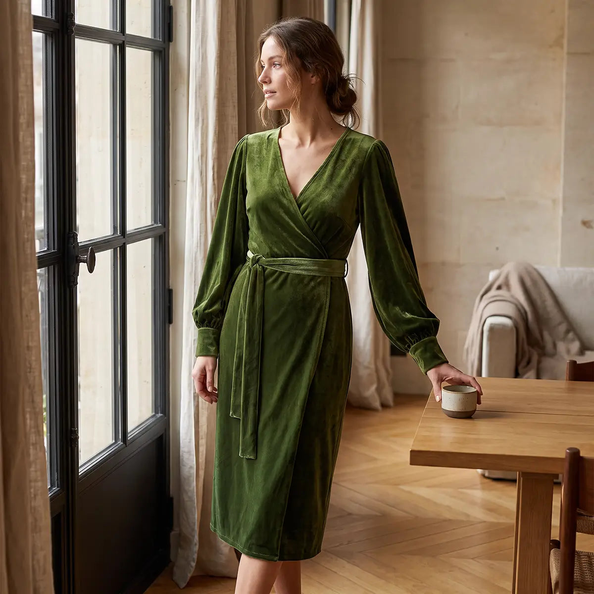 FIAMMA, abito midi in ciniglia verde con scollo incrociato e cintura in vita, su modella.