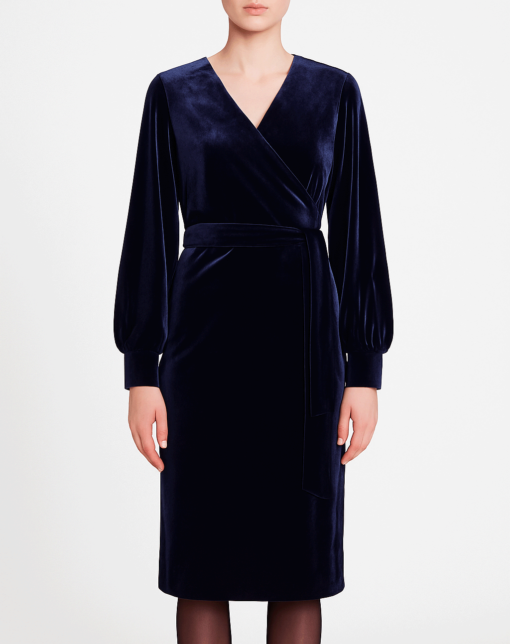 FIAMMA abito midi di Alessandra Gallo in ciniglia blu con maniche ampie e chiusura a portafoglio - indossato da modella frontale - day&night collection