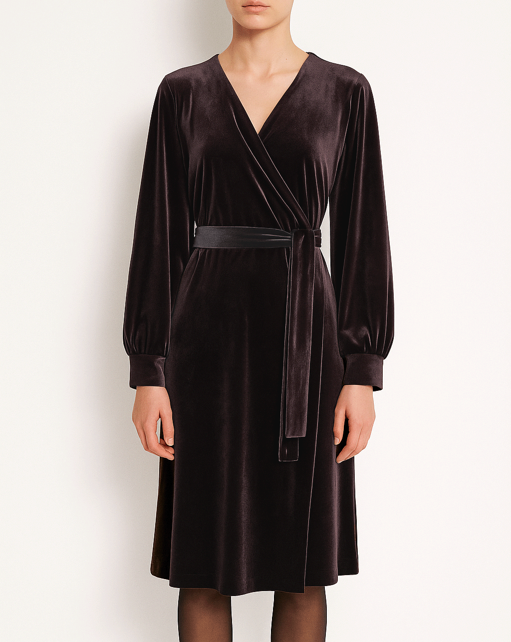 FIAMMA abito midi di Alessandra Gallo in ciniglia marrone con maniche ampie, chiusura a portafoglio e scollo a V - indossato da modella frontale - day&night collection