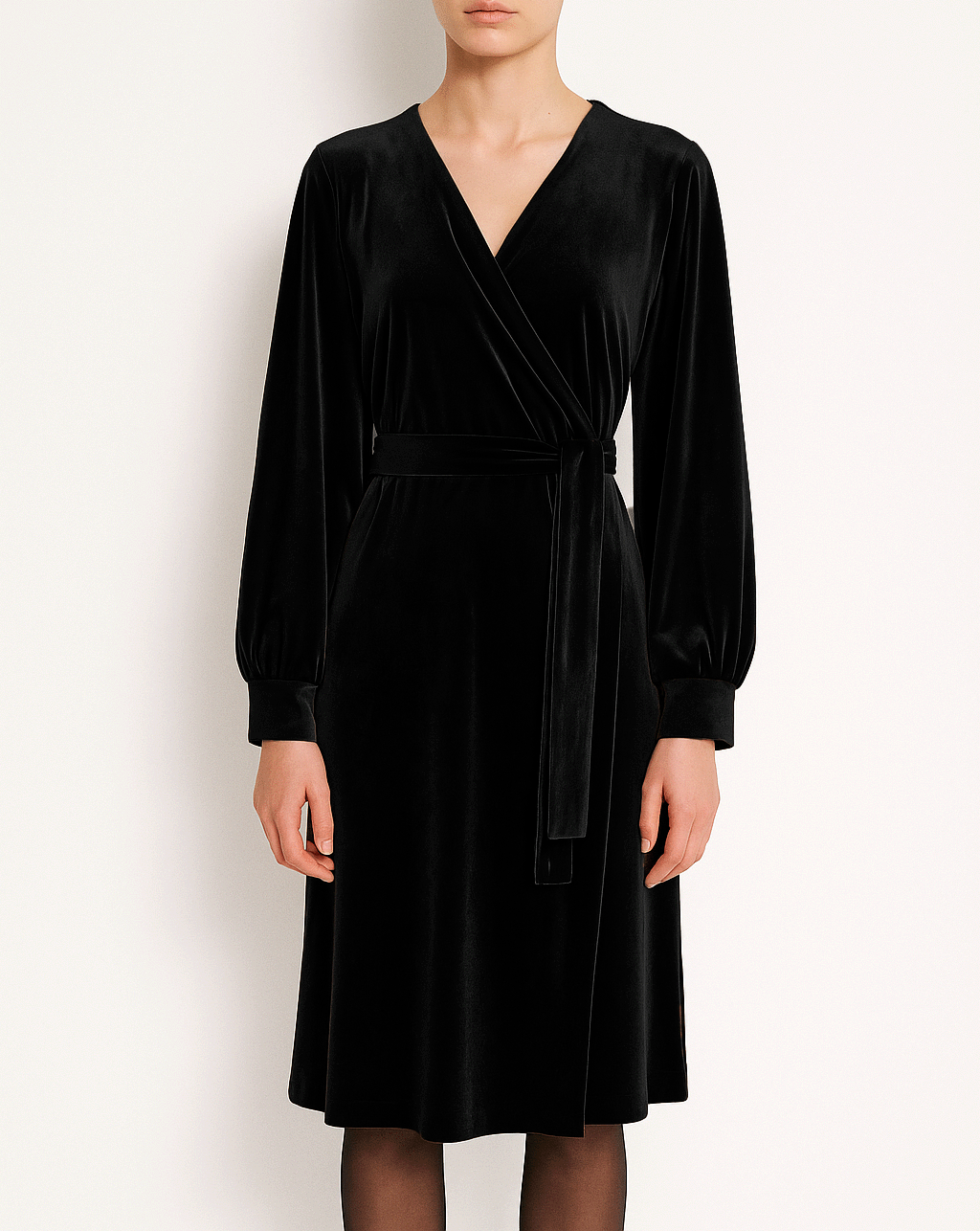 FIAMMA abito midi di Alessandra Gallo in ciniglia nera con maniche ampie, chiusura a portafoglio, scollo a V - indossato da modella frontale - day&night collection