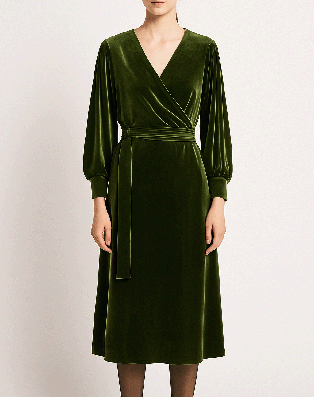 FIAMMA abito midi di Alessandra Gallo in ciniglia verde con maniche ampie, chiusura a portafoglio e scollo a V - indossato da modella frontale - day&night collection