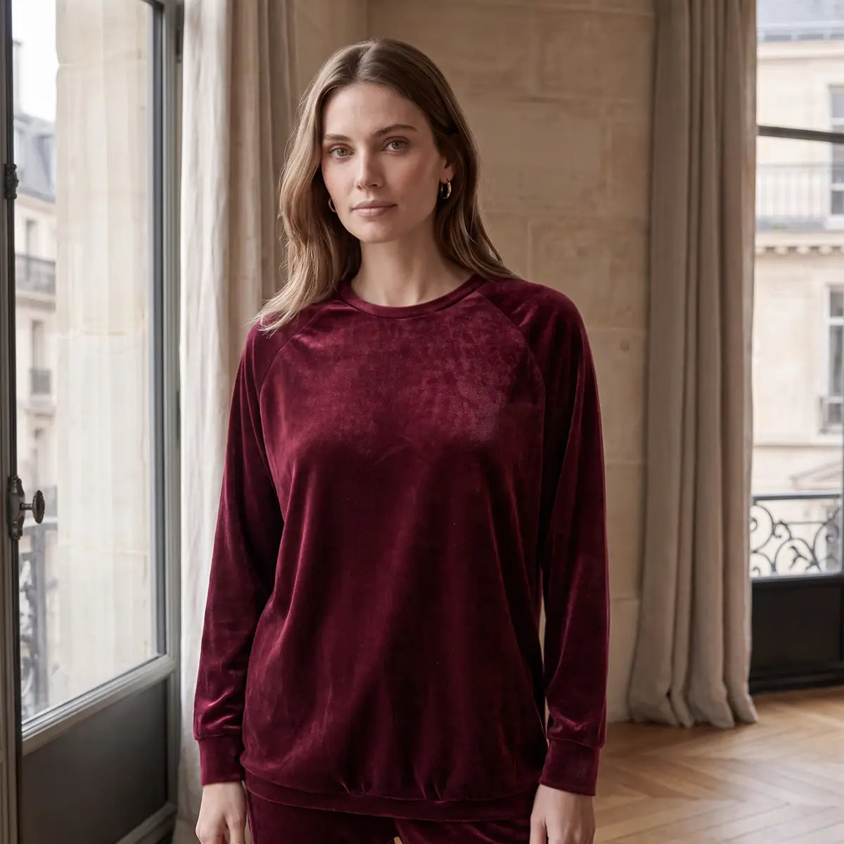 FLORA, felpa girocollo in ciniglia bordeaux con maniche lunghe, su modella.