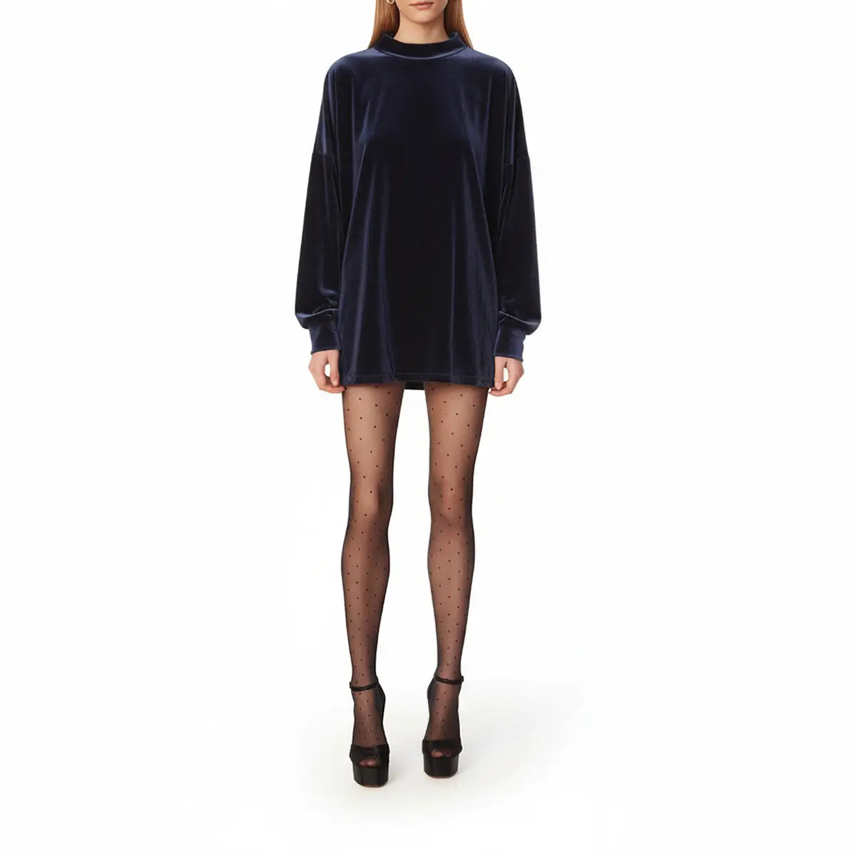 Felpa over FLORENCE di Alessandra Gallo in ciniglia blu con collo alto e maniche lunghe - indossato frontale - Day&Night Collection