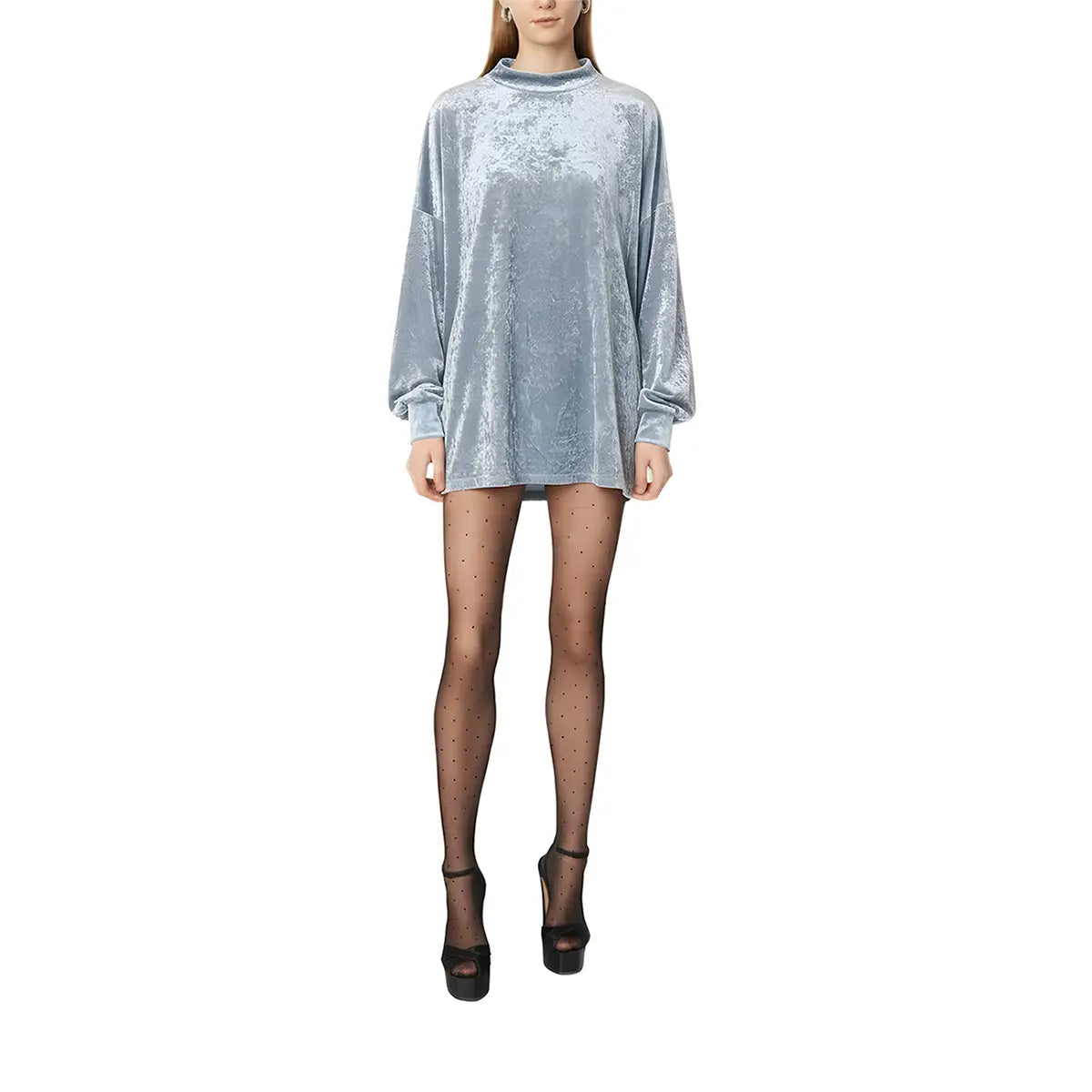 Felpa over FLORENCE di Alessandra Gallo in ciniglia martellata azzurra con collo alto e maniche lunghe - indossato frontale - Day&Night Collection