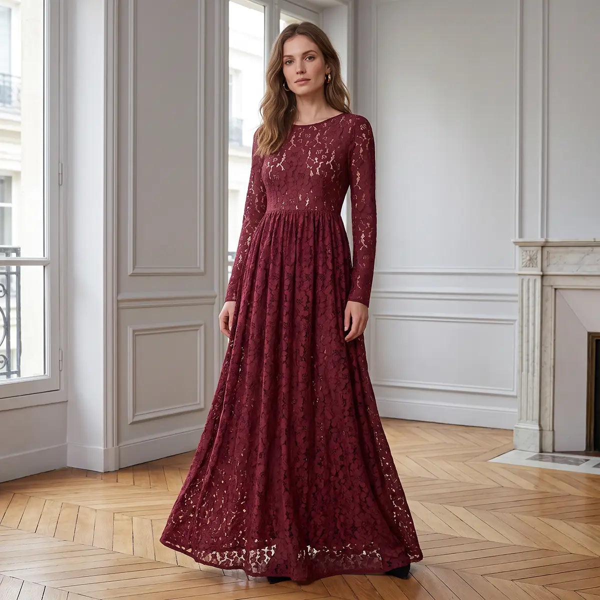 GABRIELLA, abito lungo in pizzo bordeaux con maniche lunghe e gonna ampia, su modella.