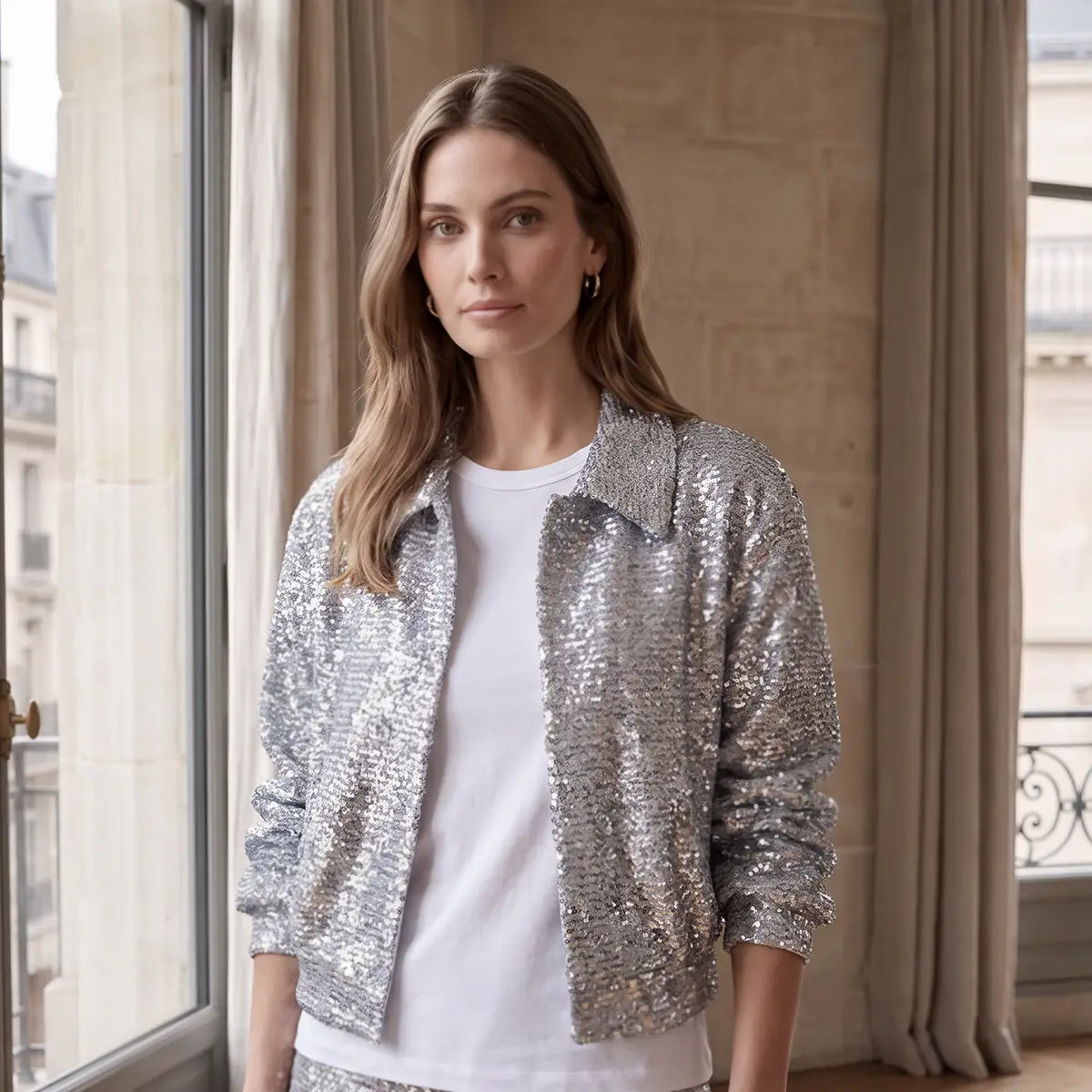 Giacca corta donna in paillettes argento DAFNE con colletto indossata da modella – Alessandra Gallo