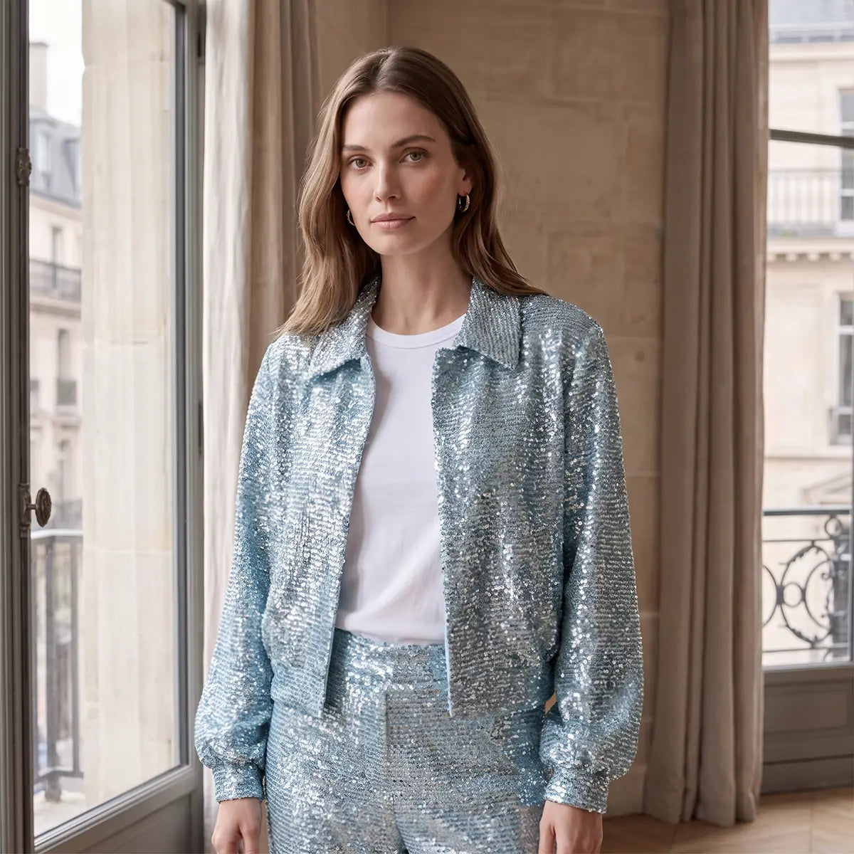 Giacca corta donna in paillettes azzurre DAFNE con colletto indossata da modella – Alessandra Gallo