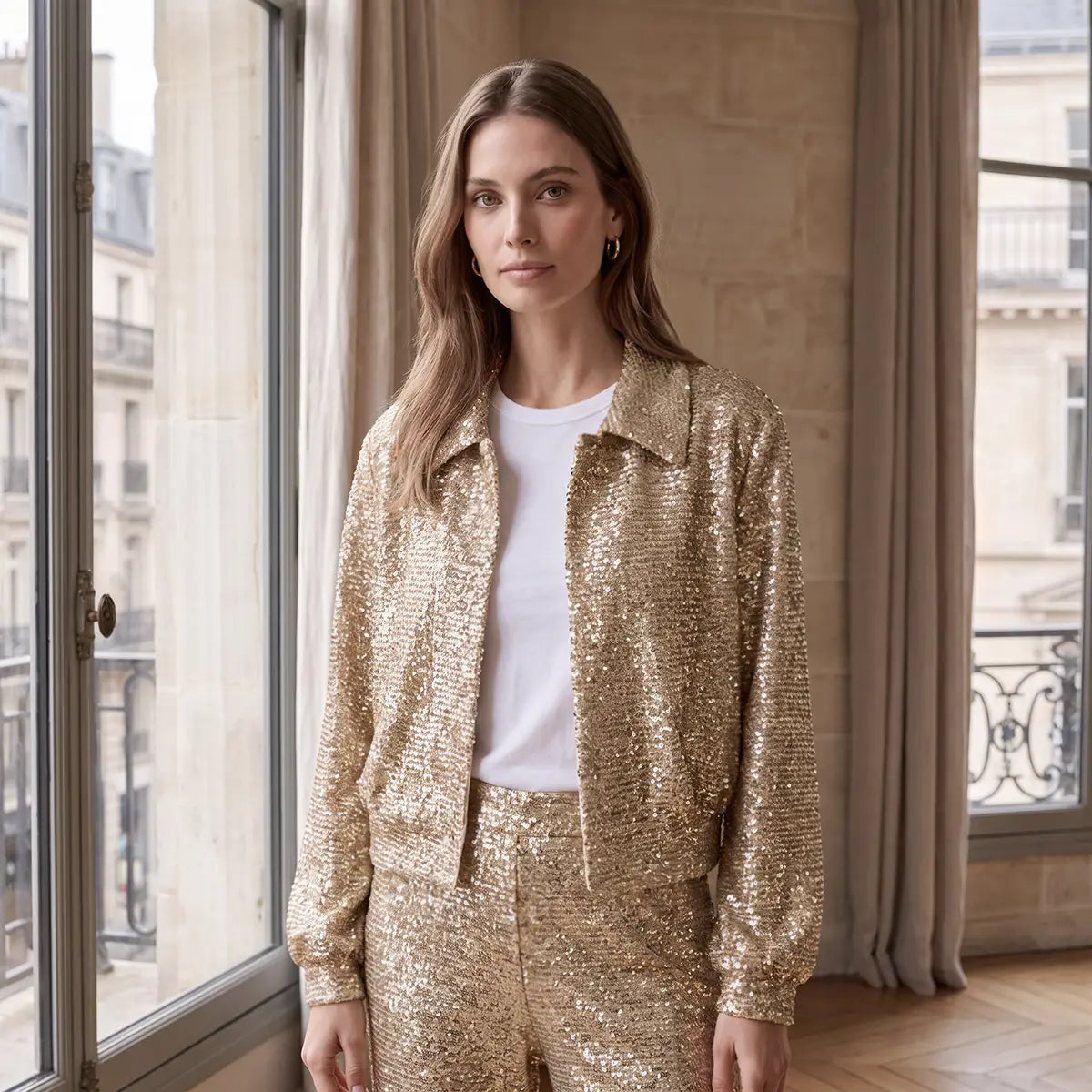Giacca corta donna in paillettes oro DAFNE con colletto indossata da modella – Alessandra Gallo

