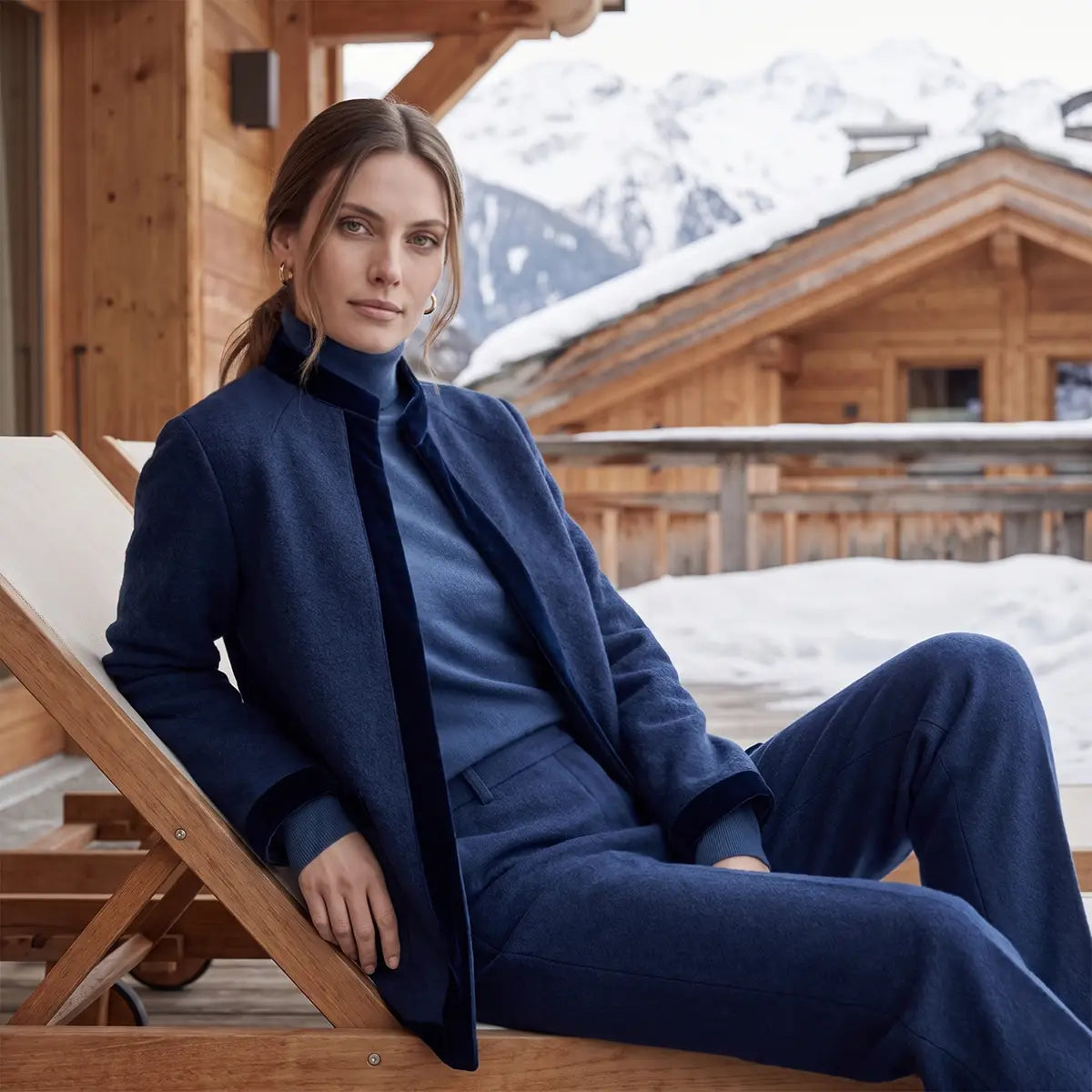 Giacca da donna in lana cotta blu PRISCILLA con profili in velluto blu indossata da modella – Alessandra Gallo
