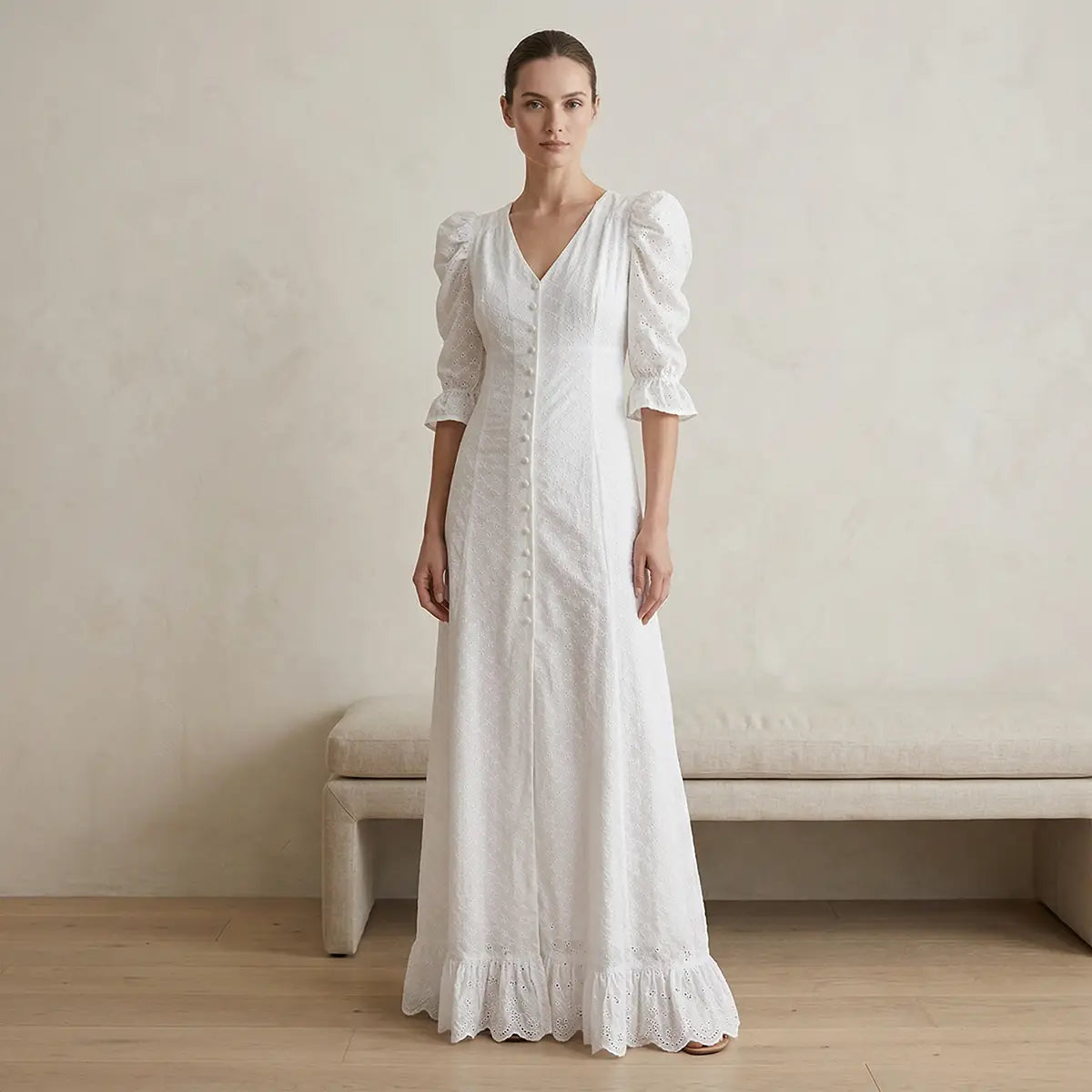 Abito lungo GIGLIO di Alessandra Gallo con scollo a V, bottoni foderati centrali, maniche a 3/4 a sbuffo e volant in cotone  sangallo -  Made in Italy - Broderie Collection - indossato frontale