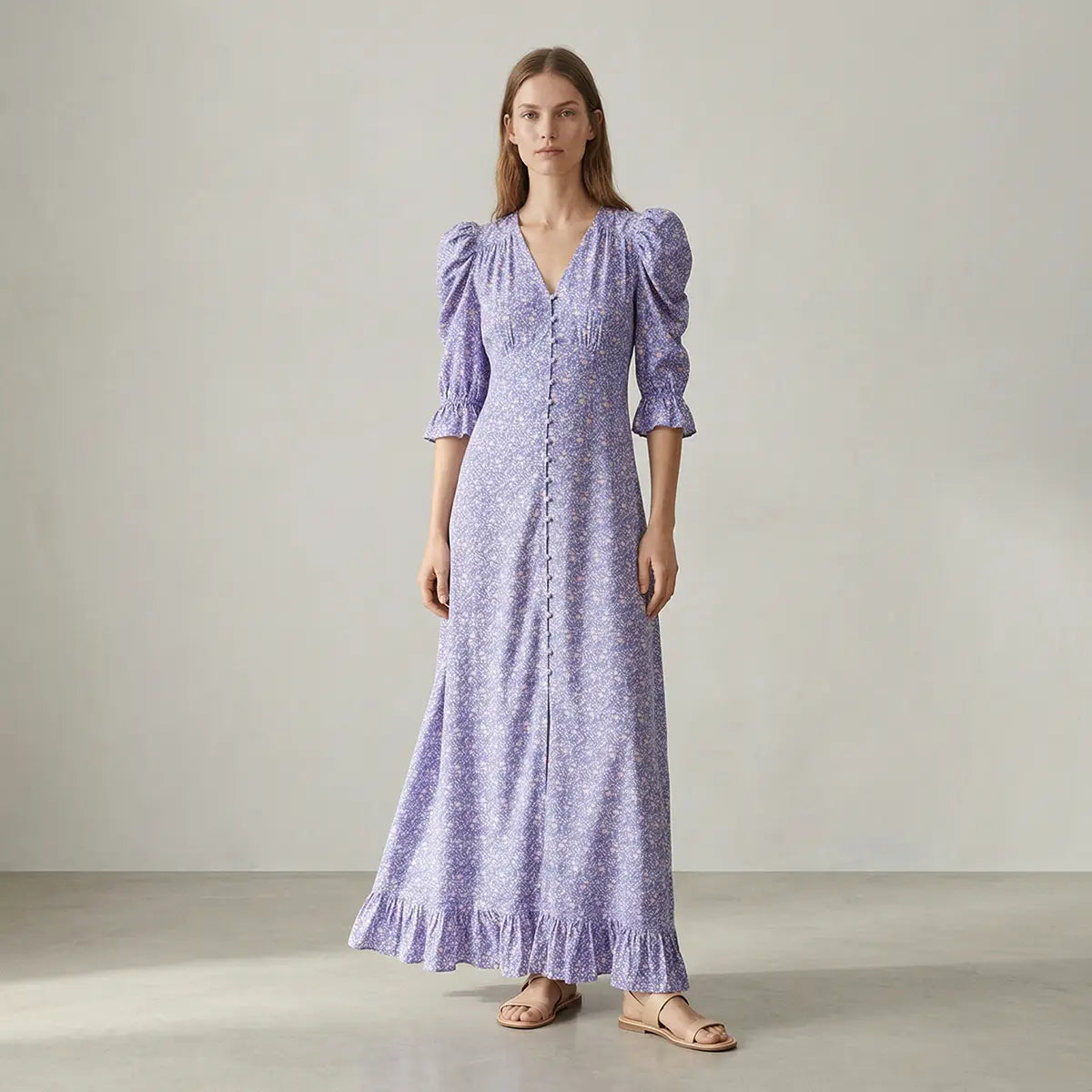 Abito lungo GIGLIO di Alessandra Gallo con scollo a V, bottoni foderati centrali, maniche a 3/4 a sbuffo e volant in cotone  fantasia Versailles -  Made in Italy - Printemps Collection - indossato frontale