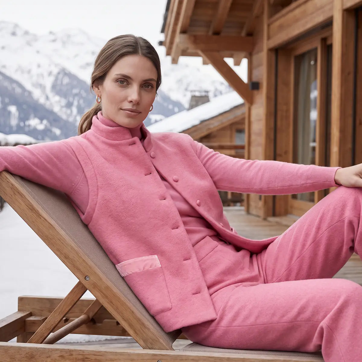 GILDA, gilet in lana cotta rosa con profili in velluto tono su tono, bottoni frontali e tasche, su modella.