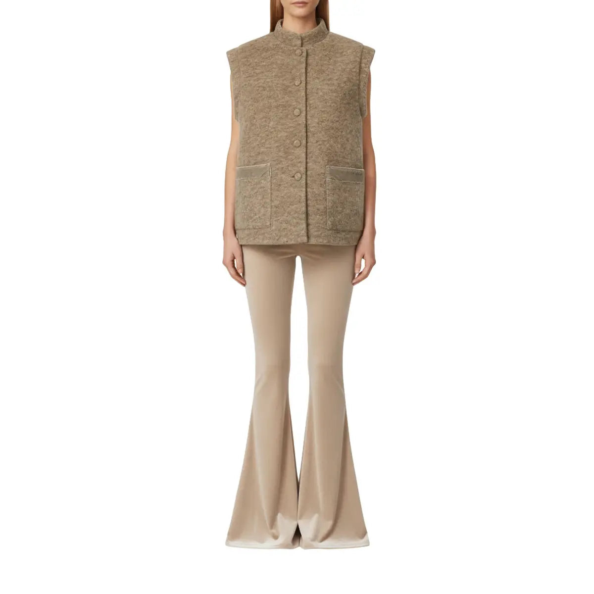 gilet GILDA di Alessandra Gallo in lana cotta beige con bottoni rivestiti, collo alla coreana, bordi in velluto sulle tasche applicate - indossato frontale - The Wool collection