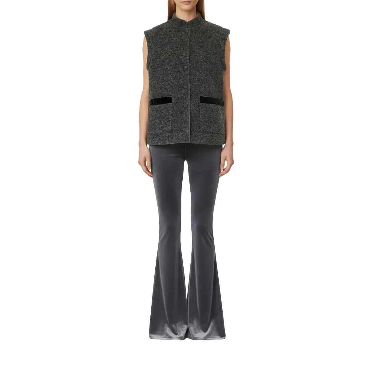 gilet GILDA di Alessandra Gallo in lana cotta grigio con bottoni rivestiti, collo alla coreana, bordi in velluto sulle tasche applicate - indossato frontale - The Wool collection