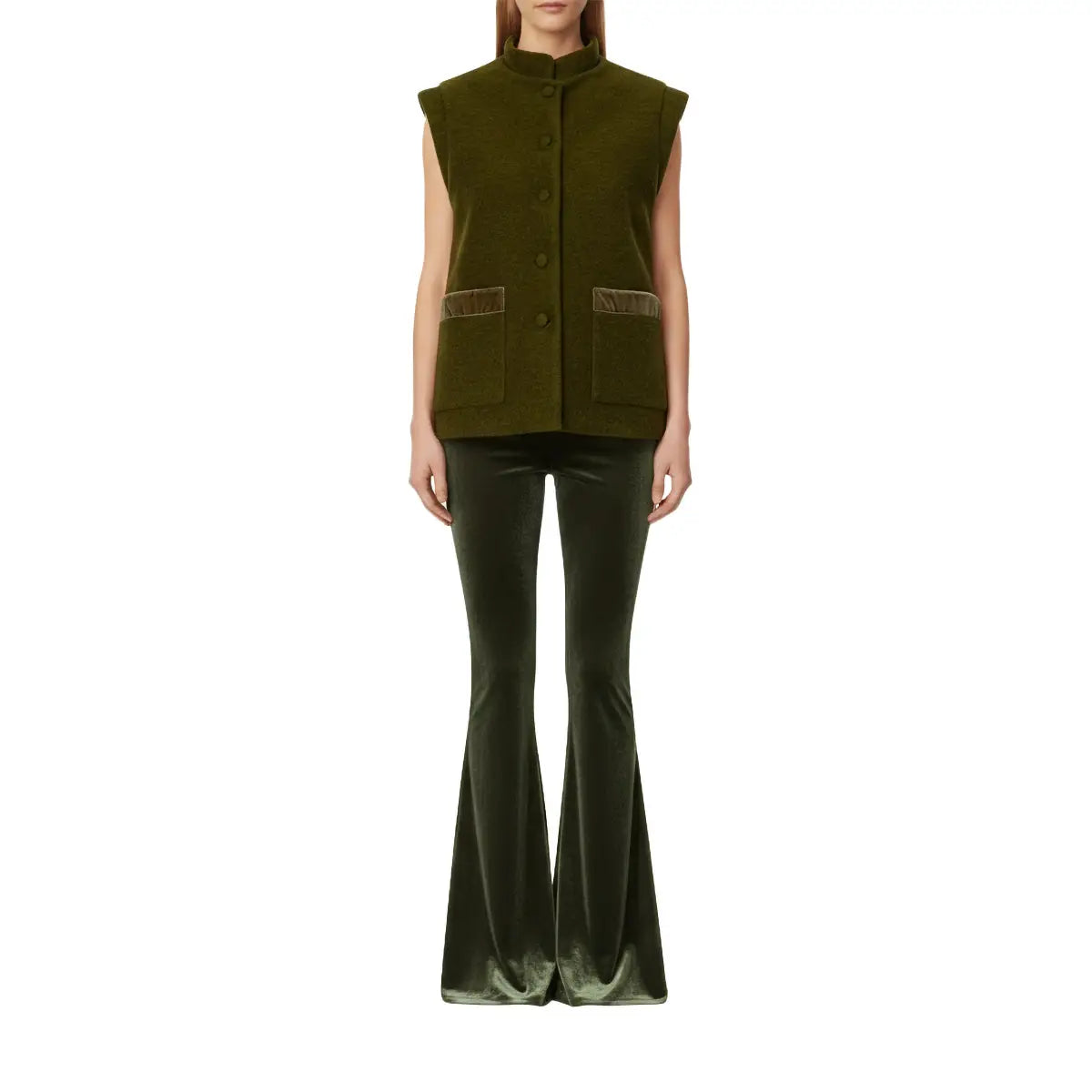 gilet GILDA di Alessandra Gallo in lana cotta verde muschio con bottoni rivestiti, collo alla coreana, bordi in velluto sulle tasche applicate - indossato frontale - The Wool collection