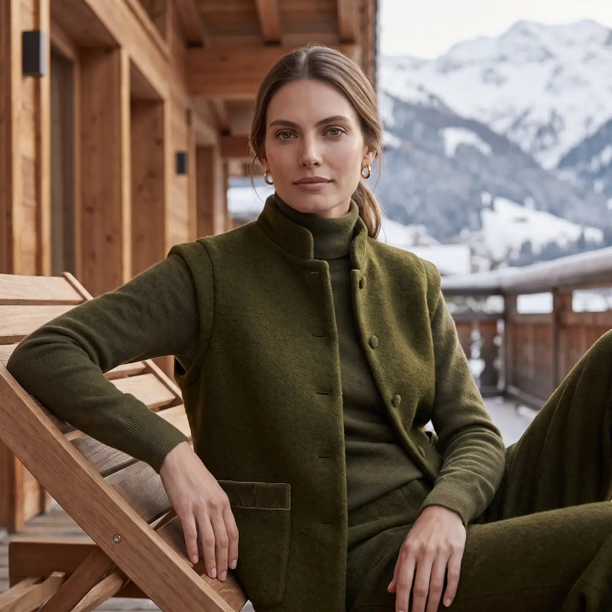 Gilet da donna in lana cotta verde GILDA con dettagli in velluto verde indossato da modella – Alessandra Gallo
