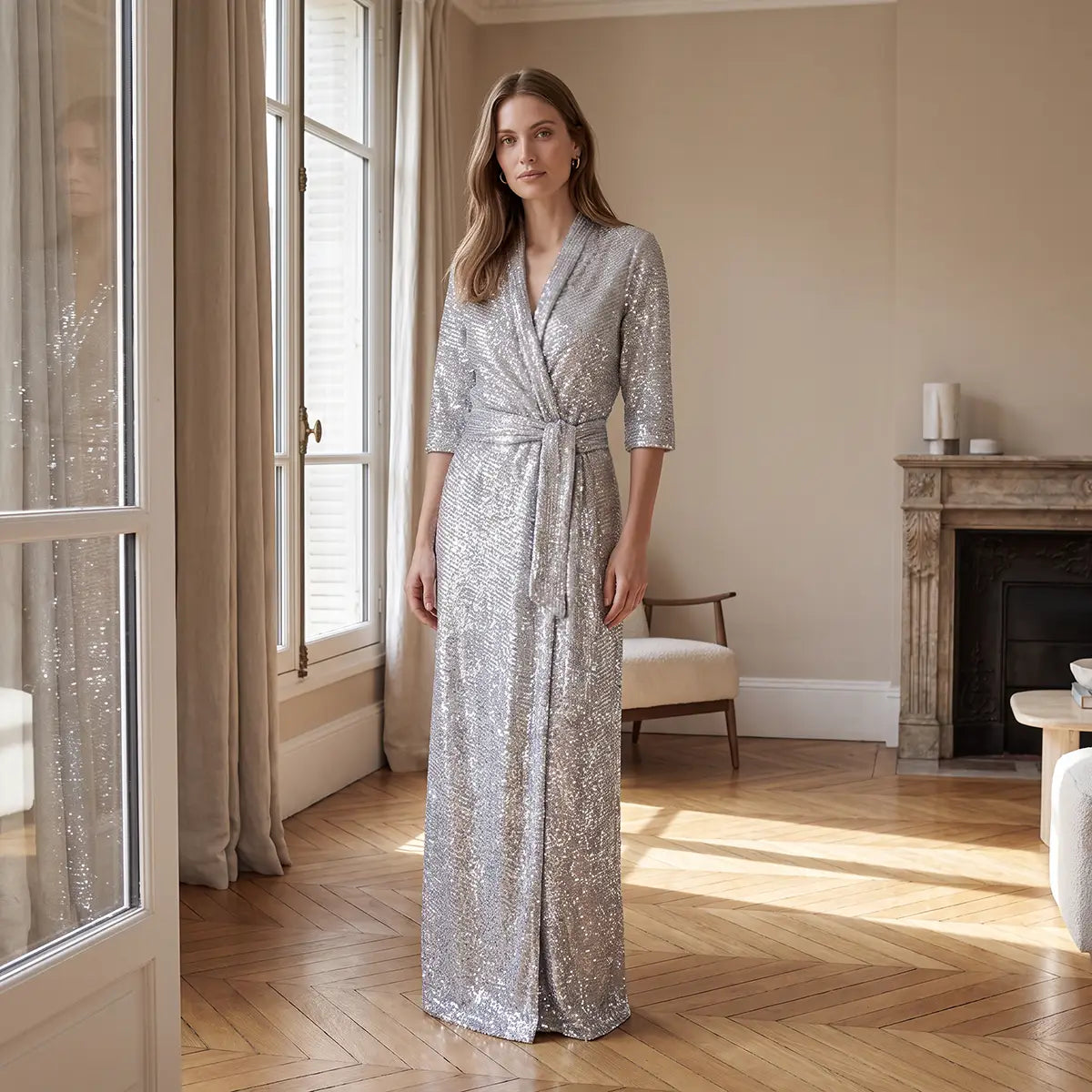 GINEVRA, abito lungo in paillettes argento con revers e cintura annodata, su modella.