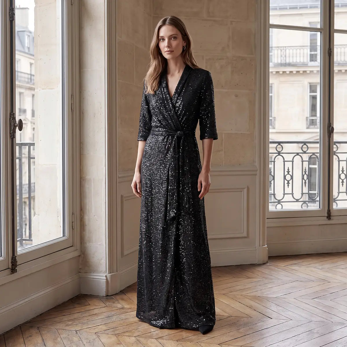 GINEVRA, abito lungo in paillettes nere con revers e cintura annodata, su modella.