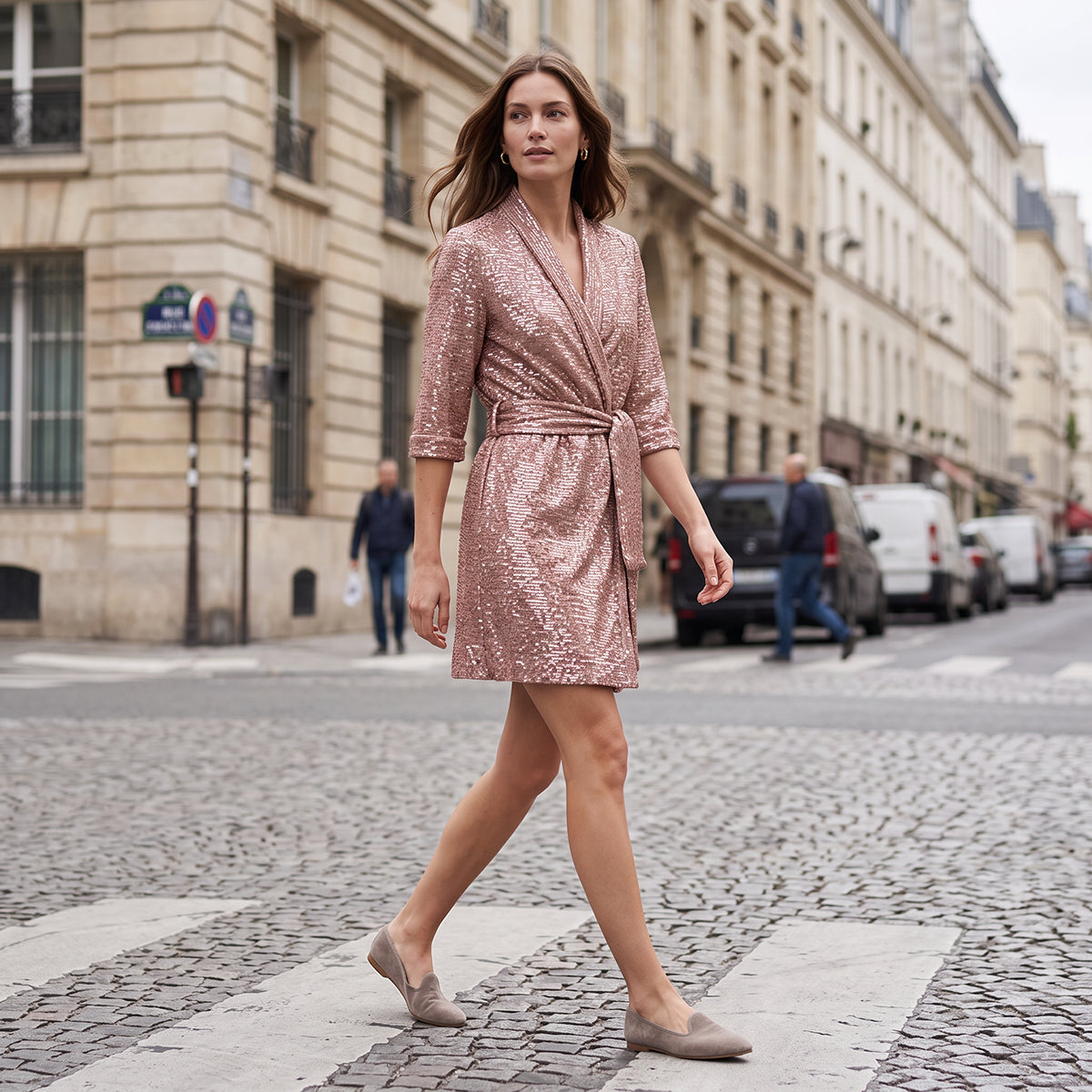 GINEVRA MINI, abito corto in paillettes rosa con revers e cintura annodata, su modella.