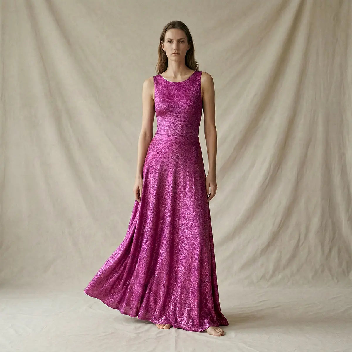 Gonna lunga in lurex fucsia TOSCA con vita elasticizzata indossata da modella – Alessandra Gallo
