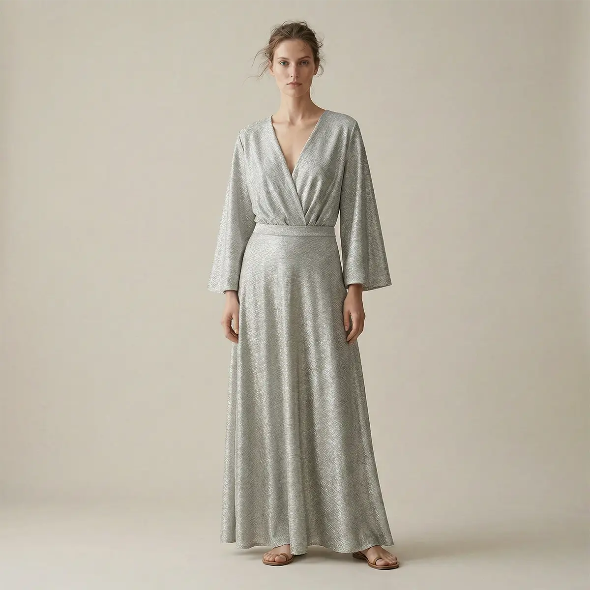 Gonna lunga in lurex oro TOSCA con vita elasticizzata indossata da modella – Alessandra Gallo

