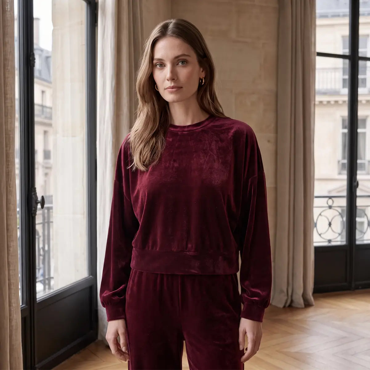 IOLE, felpa crop in ciniglia bordeaux con girocollo e maniche raccolte ai polsi, su modella.
