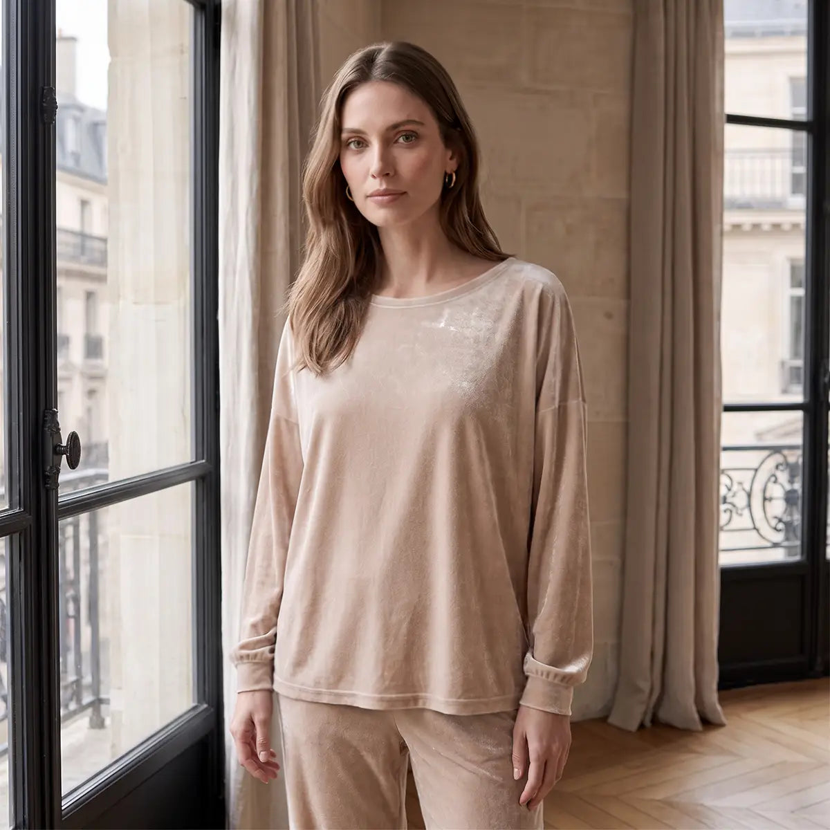 LAVINIA, felpa in ciniglia beige con scollo a barchetta, maniche ampie raccolte ai polsi, su modella.