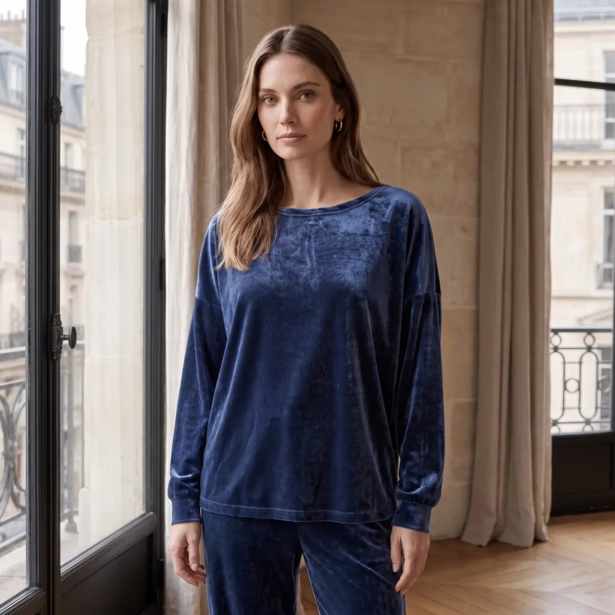 LAVINIA, felpa in ciniglia blu con scollo a barchetta, maniche ampie raccolte ai polsi, su modella.