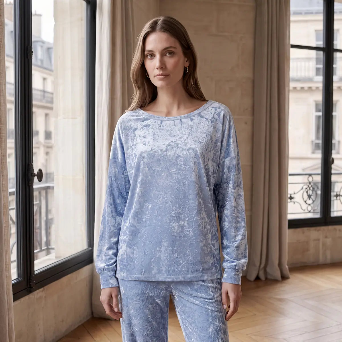 LAVINIA, felpa in ciniglia martellata azzurra con scollo a barchetta, maniche ampie raccolte ai polsi, su modella.