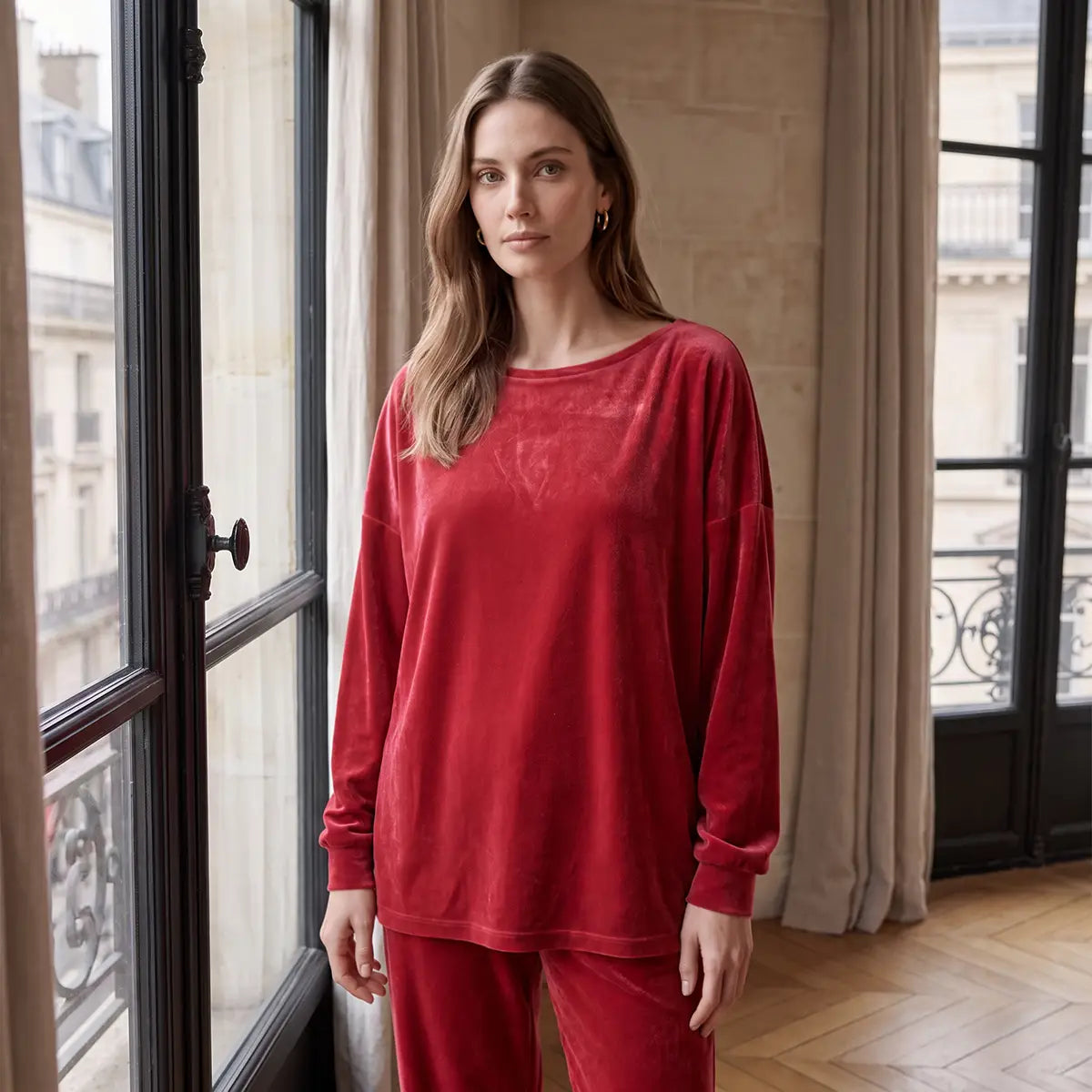 LAVINIA, felpa in ciniglia rossa con scollo a barchetta, maniche ampie raccolte ai polsi, su modella.
