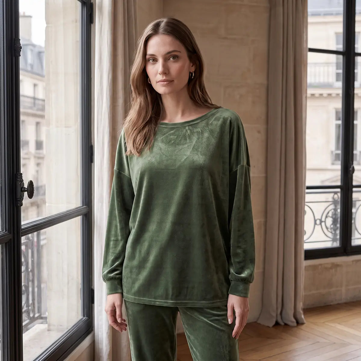 LAVINIA, felpa in ciniglia verde militare con scollo a barchetta, maniche ampie raccolte ai polsi, su modella.