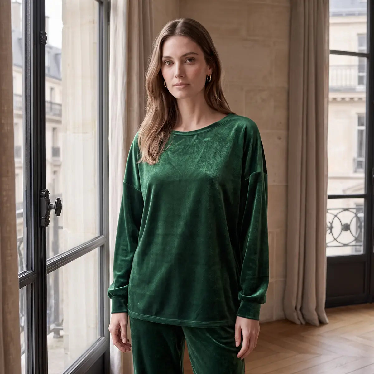 LAVINIA, felpa in ciniglia verde smeraldo con scollo a barchetta, maniche ampie raccolte ai polsi, su modella.
